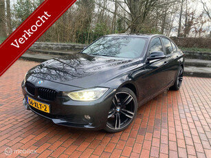 BMW 3-serie 320i Upgrade Edition AUTOMAAT/ CRUISE/ PDC/