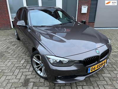 BMW 3-SERIE 320i Executive / Navi / PDC / Cruise / NAP