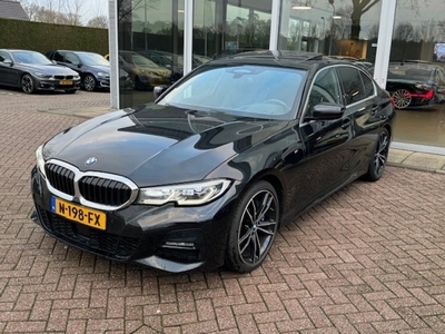 BMW 3-SERIE 330i High Exe. M Sport / Schuifdak / Camera / Head-up / Keyless / Laser LED / 19'' / Leder / Dodehoek / ACC / Navigatie