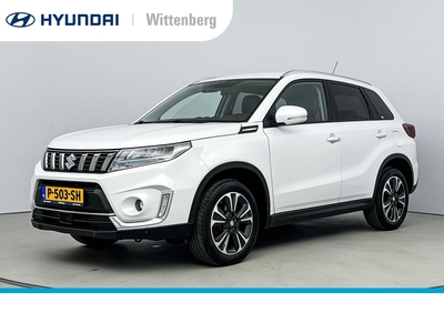 SUZUKI VITARA 1.4 BOOSTERJET STYLE SMART HYBRID | OUTLET DEAL!!! | TREKHAAK | CLIMA | CRUISE | CAMERA | PDC VOOR + ACHTER | NAVI | 17'' LMVELGEN | VERWARMDE VOORSTOELEN | HALF LEDER | I-KEY | HYBRID |