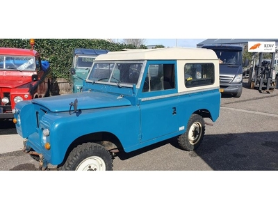 Land Rover 88 Series III (nieuwe)benzine motor.