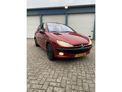 Peugeot 206 1.4 Gentry uit 2003 met nette bekleding in een