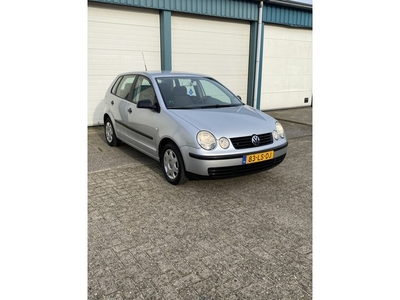 Volkswagen Polo 1.4-16V in een 5 deurs uitvoering uit 2003