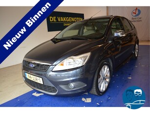 Ford Focus 2.0 Ghia Trekhaak Sunroof Airco Stoelverw Bluetooth Parkeerhulp Leer Cruisecontr Wat een luxe deze Focus GHIA met automaat en trekhaak