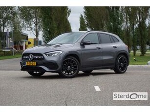 Mercedes-Benz GLA-KLASSE 180 AMG Line l Automaat I Achteruitrij camera l Tempomaat l Stoelverwarming l Sfeerverlichting l MBUX l Widescreen l Keyless Go l Night pakket l Spiegel pakket l l Camera l Carbon inleg l Draadloos opladen telefoon l LED High Performance koplampen l THERM