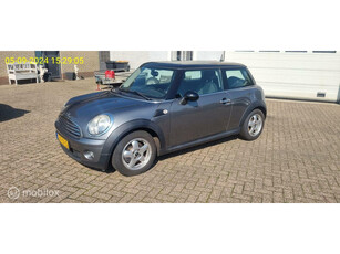 Mini 1.6 Cooper Business Line airco cv lm wielen radio/cd!