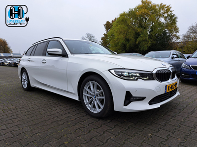 BMW 3 Serie Touring 330e (INCL-BTW) *VERNASCA-FULL-LEATHER | NAVI-FULLMAP | DIGI-COCKPIT | FULL-LED | DAB | ECC | PDC | ADAPTIVE-CRUISE | SPORT-SEATS | 17