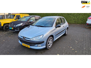 Peugeot 206 1.4 XS nieuwe distributie riem en waterpomp met factuur auto rijd perfect vanaf 2008 zelfde eigenaar