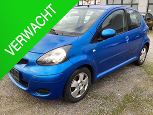 Toyota Aygo 1.0-12V Dynamic Blue; 3 maand garantie; Apk Okt. 2 1.0-12V Dynamic Blue