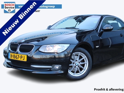 BMW 3-SERIE Cabrio 318i | Incl. 1 jaar Garantie | Parkeersensoren V+A | Navigatie | Cruise controle | Climate controle | Stoelverwarming | Elektrisch verstelbare stoelen | Memory stand bestuurdersstoel | Lederen bekleding | Elektrisch cabriolet dak | Angel eyes |...