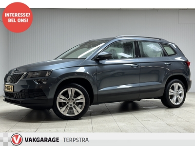 SKODA KAROQ 1.0 TSI Ambition Business/ Automaat!/ Camera/ Apple + Android/ Sportstoelen/ 17'' LMV/ Navi/ Clima/ Adaptive Cruise/ Elek. pakket/ Isofix/ Bluetooth/ Multi. Sportstuur/ PDC/ Getint glas/ LED Dagrijverl.