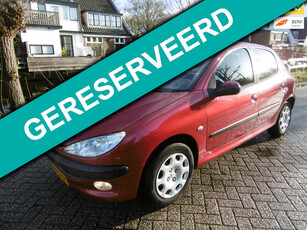 Peugeot 206 1.4-16V Gentry 88pk 5-deurs 99.000km NAP Airco Historie