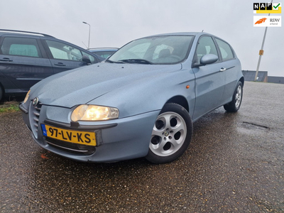 Alfa Romeo 147 1.6 T.Spark Veloce Edizione Limitata/ airco/nap/navigatie/apk/rijd schakelt goed /inruilen is mogelijk/