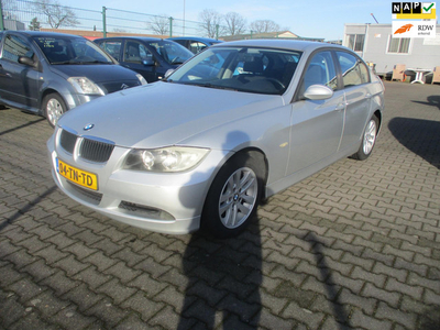 BMW 3-serie BMW 3-serie 320i Business Line sedan-airco-cruis contr-navigatie