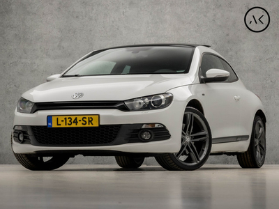 Volkswagen Scirocco 1.4 TSI Sportline Plus 161Pk (SCHUIFDAK, NAVIGATIE, CLIMATE, XENON, STOELVERWARMING, SPORTSTOELEN, GETINT GLAS, PARKEERSENSOREN, ZWART HEMEL, NIEUWSTAAT)