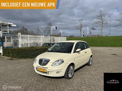 Lancia Ypsilon 1.4-16V Platino