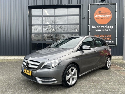 Mercedes B-klasse 180 Sport-Pakket|CAMERA|NAVIGATIE|TREKHAAK|STOELVERWARMING|XENON|HALF-LEER|SFEERVERLICHTING