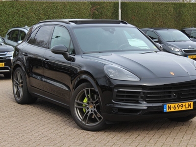 Porsche Cayenne 3.0 E-Hybrid / Panoramadak / Camera / Keyless / Sportchrono / 21'' / Luchtvering / DAB / Dodehoek / Stoelverwarming