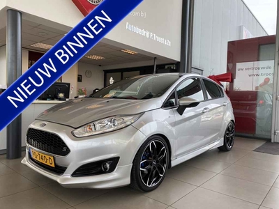 Ford Fiesta 1.0 EcoBoost ST Line,Bodykit,Navigatie,Park Pilot,Achteruitrijsensoren,Airco,Cruisecontrol,Bluetooth met Spraakbediening,Usb Aan