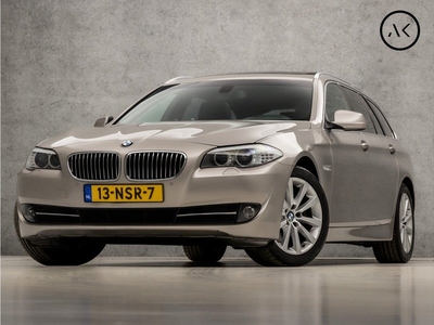 BMW 5 Serie Touring 523i High Executive Sport 204Pk Automaat (PANORAMADAK, 6 CILINDER, LUCHTVERING, NAVIGATIE, GETINT GLAS, MEMORY SEATS, LEDER, STOELVERWARMING, ZWART HEMEL, CRUISE, NIEUWE APK, NIEUWSTAAT)