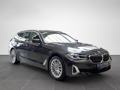 BMW 5 Serie Touring 530iA LUXURY ** LASER, LEDER, PANORAMA, DR. ASS+, STANDK, VERW. STUUR ** 1e EIG - RUIM 36k ONDER NP ** ** INFORMEER OOK NAAR ONZE AANTREKKELIJKE FINANCIAL-LEASE TARIEVEN **