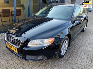 Volvo V70 2.5FT Momentum Automaat H.LEER / XENON / TREKHAAK