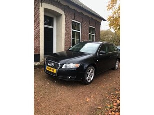 Audi AUDI A4 moter bij geluid