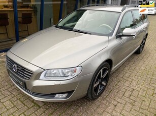 Volvo V70 2.5FT Momentum 200PK H.LEER / XENON / TREKHAAK