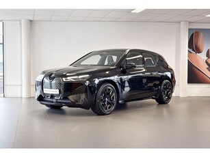 BMW iX xDrive40 Business Edition Plus 77 kWh Driving