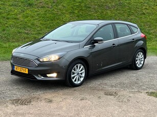 Ford Focus 1.0 Titanium Handgeschakeld - Airco - Trekhaak -