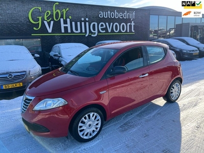 Lancia Ypsilon 0.9 TwinAir Black & Red