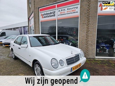 Mercedes-Benz E-klasse 200 Classic -Airco - Van Binnen Als