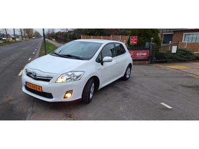 Toyota Auris 1.8 Full Hybrid Aspiration met 4 nieuwe banden