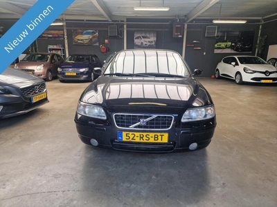 Volvo S60 2.0T Summum LEES TEXT!