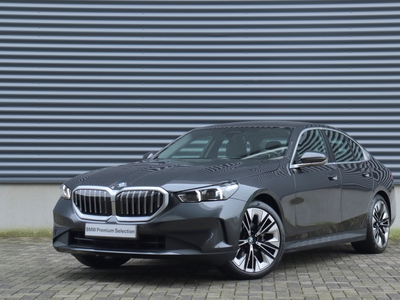 BMW 5-SERIE Sedan 520i | Nieuw Model!! / Innovation Pack / Comfort Pack / Comfort Acces / Trekhaak / Comfortstoelen / Harman Kardon / 20'' LMV