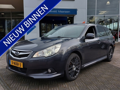 SUBARU LEGACY Touring Wagon 2.0i 150pk Luxury | Origineel NL | Apple Carplay + Android Auto | Bi-Xenon | Clima | Cruise | Achteruitrijcamera | Licht+Regensensor | Mistlampen | Privacy Glass | Trekhaak