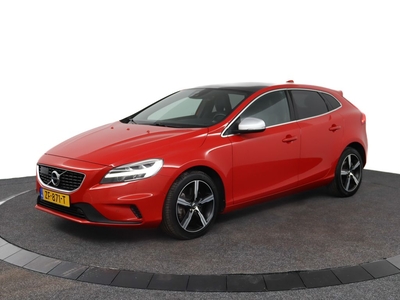 VOLVO V40 T3 Aut-6 Polar + Sport | Adaptieve cruise control | Automatisch inparkeren | Stoelverwarming | Climate Control | Dodehoek herkenning | Harman Kardon | Panorama dak | 17'' lichtmetalen velgen | Led koplampen | R-Design |