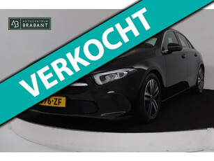 Mercedes-Benz A-klasse 180 Business Solution Luxury Automaat (SFEERVERLICHTING, CAMERA, NAVI, PDC, NL-AUTO, GOED ONDERHOUDEN)