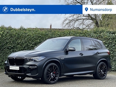 BMW X5 xDrive45e | Frozen black special request | Panorama | Glasapplicatie | Active Steering | Individual uitgebr. leder | 22