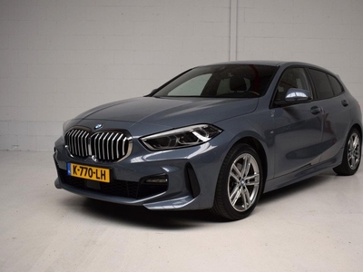 BMW 1-serie 118i M-SPORT 5-DRS ORG.NED / VIRTUAL / CAMERA / HARMAN-KARDON / CARPLAY / SFEERVERLICHTING / NAP / LED / BTW