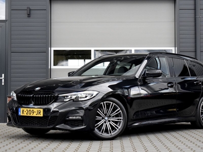 BMW 3 Serie Touring 320i M Sport | Apple CarPlay | Donker Getint Glas | Ambiance Verlichting | Live Cockpit Pro | Navi. Prof. | DAB | NL-Auto |