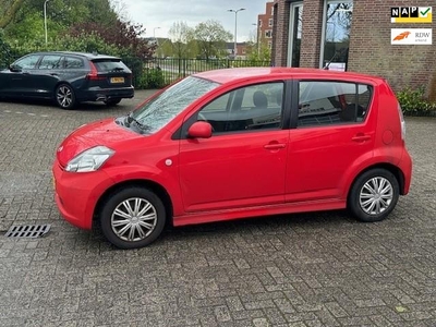 Daihatsu Sirion 2 1.3-16V Comfort 1.3 16V Comfort,bj.2005,rood,airco,5 deurs,NAP met 140773 km.en APK tot 08/2024,nieuwe koppeling