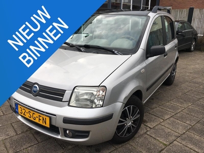 Fiat Panda 1.2 Sky Centrale vergrendeling | Dakrail | Elektrisch bediende ramen voor | Hogere instap en Zitpositie | Panoramadak | Schuif/Kanteldak | Stuurbekrachtiging | Radio/CD | NAP | Nieuwe APK Keuring |