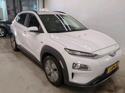 Hyundai KONA EV Premium 64 kWh (INCL-BTW) *VOLLEDER | HUD | FULL-LED | NAVI-FULLMAP | DAB | ADAPTIVE-CRUISE | KEYLESS | CAMERA | BLIND-SPOT | LANE-ASSIST | ECC | PDC | VIRTUAL-COCKPIT | COMFORT-SEATS | 18