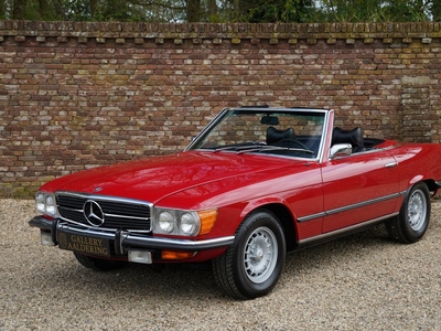 Mercedes-Benz 300-serie 350 SL Full history available, Exterior in Signal Red with black upholstery and carpet, The bodywork is in good overall condition, Drives comfortably with the automatic transmission, Very usable SL without compromises, 