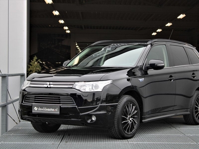 Mitsubishi Outlander 2.0 PHEV Instyle 203pk Navi Leer Panodak Camera Stoelverwarming