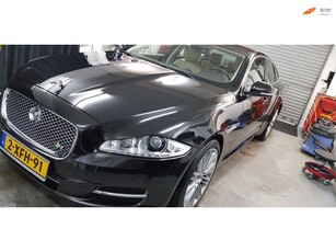 Jaguar XJ 3.0 V6D Portfolio geheel R uitgevoerd met extra pk plus GPS echt een bom 20 inch velgen teveel opties om op te noemen !!