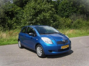 Toyota Yaris 1.0 VVTi . Airco . Elec ramen en spiegels .