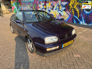 Volkswagen Golf Cabriolet 1.8 nieuwe linnen kap nieuwe banden nieuwe remmen alarm zeer leuke cabrio.