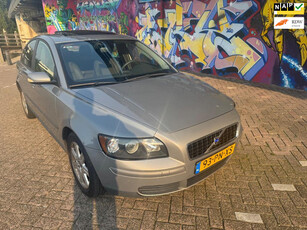 Volvo S40 1.8 Momentum schuifdak boeken aanwezig leuke auto met leuke km stand 230 dkm nap nette auto van binnen en buiten